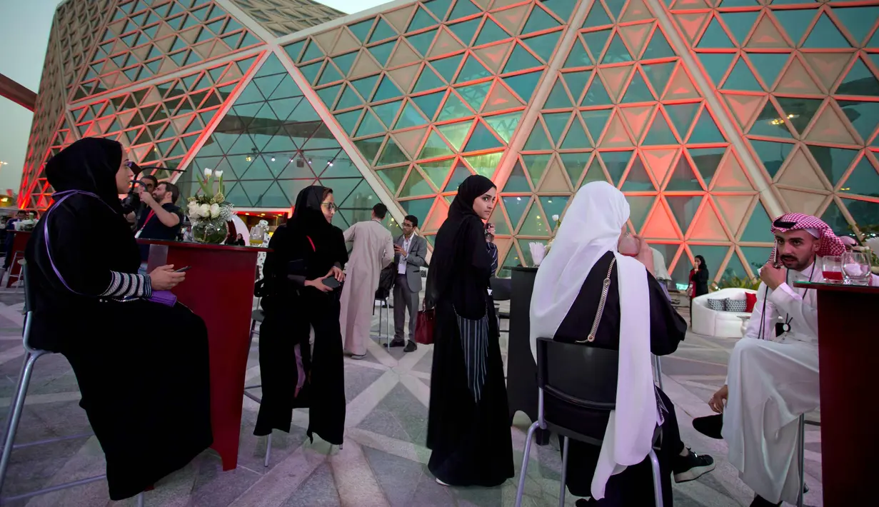 Para pengunjung perempuan berada teater bioskop pertama King Abdullah Financial District Theatre, Riyadh, Arab Saudi (18/4). Mereka antusias menyaksikan pemutaran film blockbuster Hollywood Black Panther. (AP Photo/Amr Nabil)