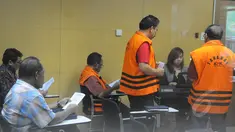 Para Tahanan Komisi Pemberantasan Korupsi (KPK), yang berumat kristiani saat menjalankan kebaktian untuk merayakan kenaikan isa almasih di gedung Komisi Pemberantasan Korupsi (KPK), Jakarta, Jumat (3/4/2015). (Liputan6.com/Herman Zakharia)