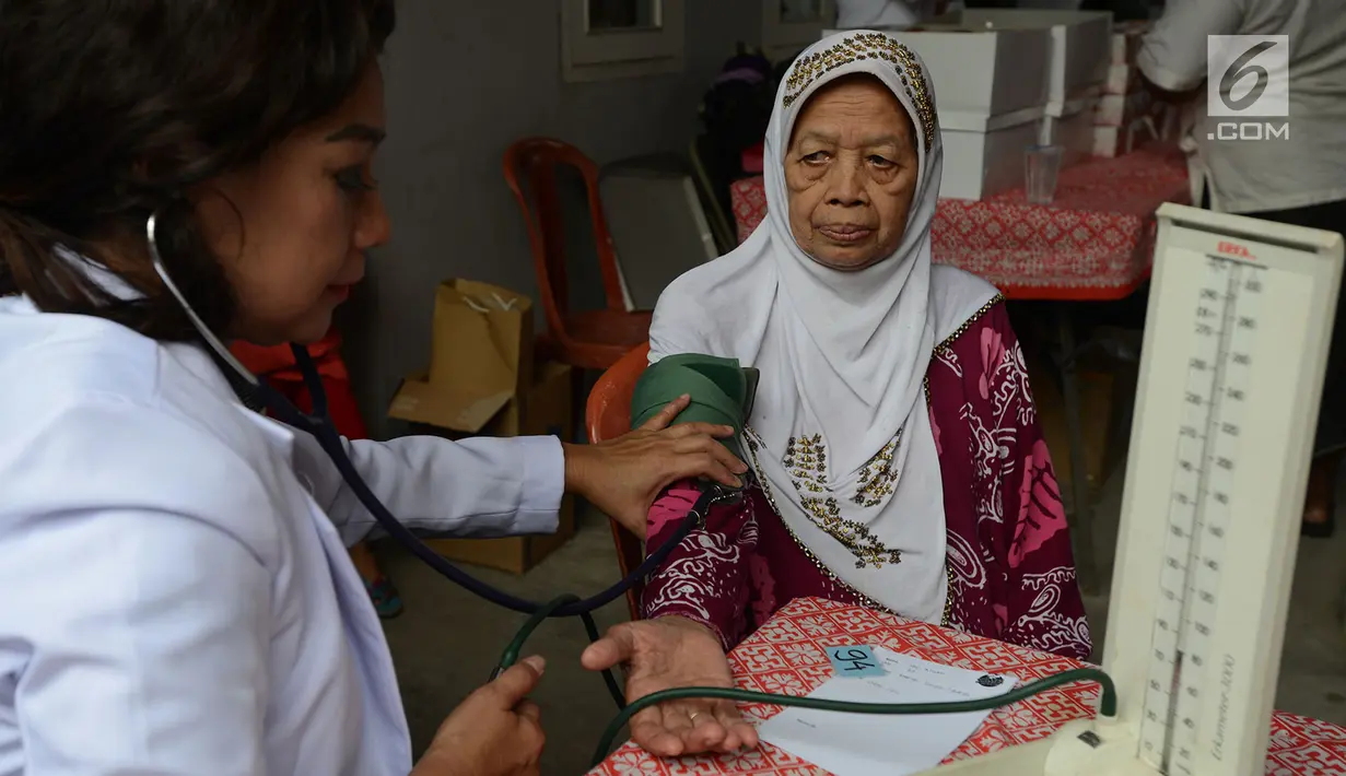Warga RW 1 Koja, Jakarta Utara, menjalani pemeriksaan kesehatan, Jakarta, Sabtu (1/12). Kegiatan tersebut diselenggarakan Sahabat Indonesia Maju (SIMA) dan sebagai bentuk bakti sosial kepada masyarakat. (Merdeka.com/Imam Buhori)