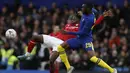 Gelandang Nottingham Forest, Alex Mighten, berebut bola dengan bek Chelsea, Fikayo Tomori, pada laga Piala FA di Stadion Stamford Bridge, London, Minggu (5/1). Chelsea menang 2-0 atas Forest. (AFP/Adrian Dennis)