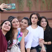 “Akhirnya kita pikir kalau ada acara lagi bakal diblow up. Bukan pamer, tapi untuk mengajak yang lain ikut serta. Makanya di medsos kita selalu tulis yang positif," papar Chacha. (Adrian Putra/Bintang.com)