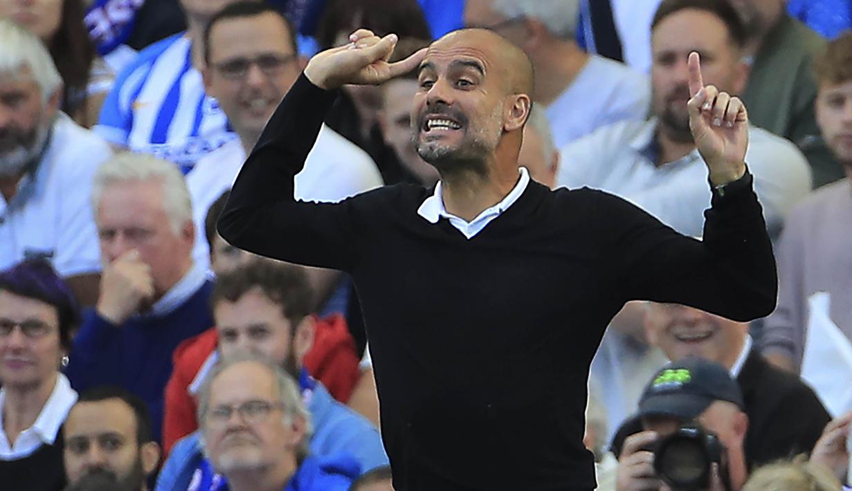 Pelatih Manchester City, Pep Guardiola, memberikan instruksi saat melawan Brighton pada laga Premier League di Stadion American Express Community, Brighton, Sabtu (12/8/2017). Brighton kalah 0-2 dari Manchester City. (AP/Gareth Fuller)