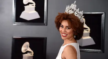 Joy Villa menyita perhatian di karpet merah Grammy Awards 2018 di New York City, Minggu (28/1). Penyanyi pendukung Donald Trump itu tampil mengejutkan dalam balutan gaun putih koleksi desainer gaun pengantin Pronovias. (Jamie McCarthy/Getty Images/AFP)