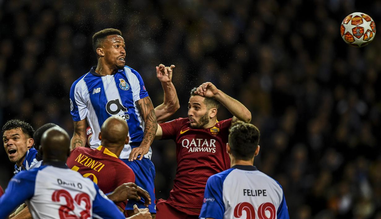 Duel udara yang dilakukan Kostas Manolas pada leg kedua, babak 16 Liga Champions yang berlangsung di Stadion Do Dragao, Porto, Kamis (7/3). AS Roma kalah 1-3 kontra Porto (AFP/Miguel Riopa)