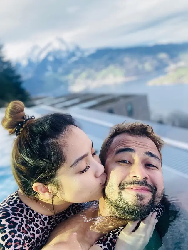 Dikabarkan Hamil, Ini 6 Potret Terbaru Nagita Slavina dan Raffi Ahmad yang Romantis