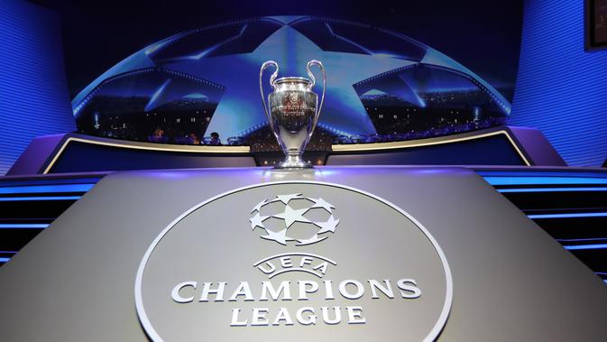 Ilustrasi Logo dan trofi Liga Champions. (AFP/Valery Hache)