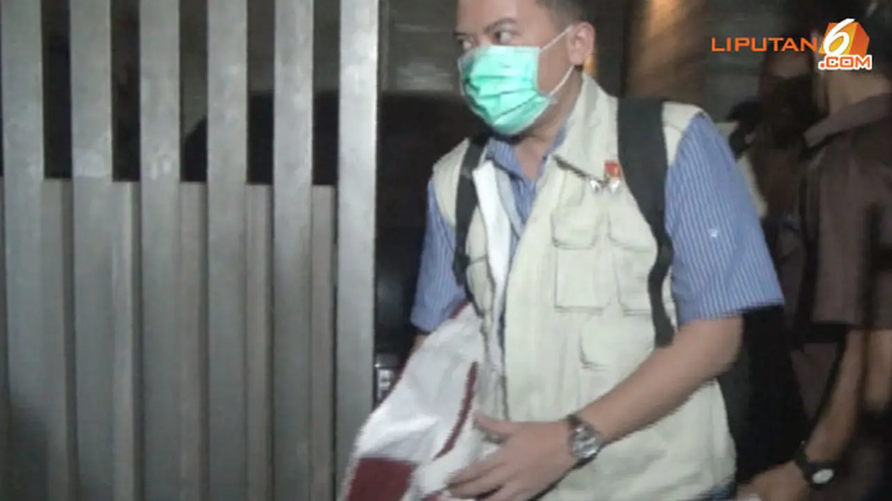 videografer-kpk-temukan-uang-131005a.jpg