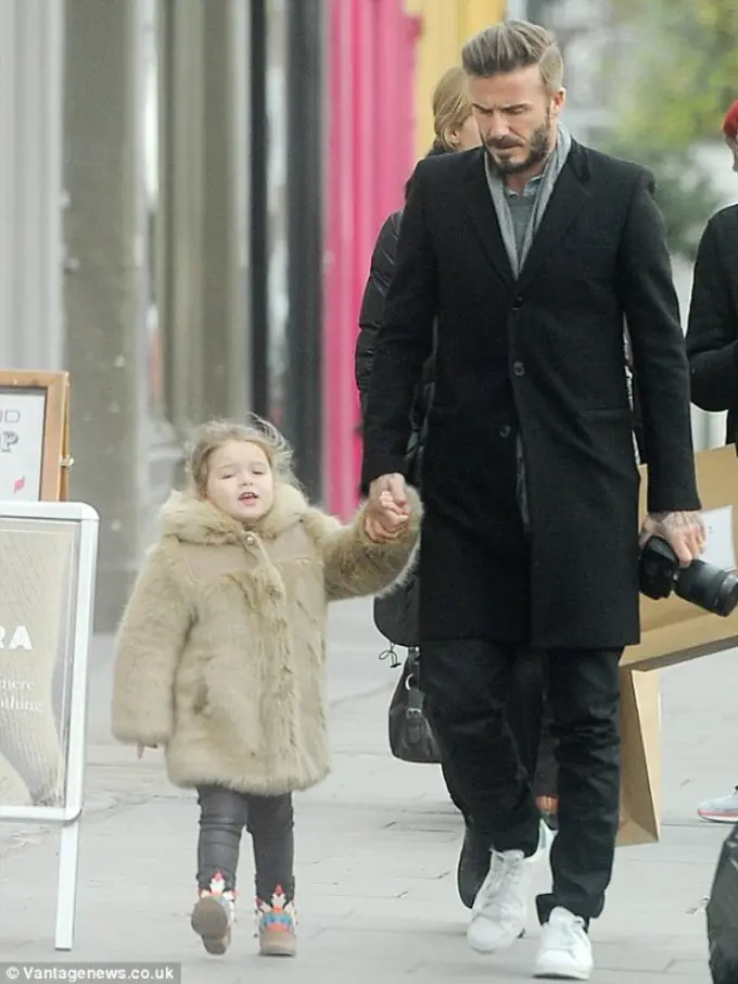 [Bintang] Gaya Kece David Beckham Jadi Fotografer untuk Putrinya