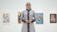 10 Model Gamis Batik Two-Tone Kombinasi Warna Bold dan Netral Paling Modis