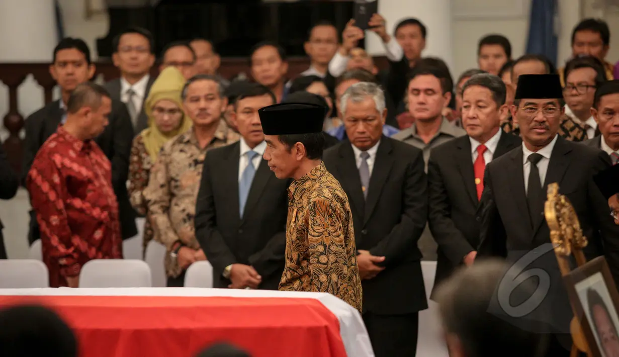 Presiden Jokowi berjalan usai memberikan penghormatan terakhir kepada jenazah Dubes RI untuk Pakistan, Burhan Muhammad di Gedung Pancasila, Kementerian Luar Negeri, Jakarta, Selasa (19/5/2015). (Liputan6.com/Faizal Fanani)   