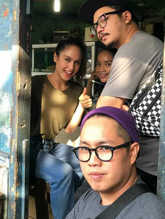 makan di pinggir jalan