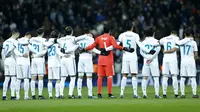 Para pemain Real Madrid mengheningkan cipta sebelum melawan Dortmund pada laga Liga Champions di Stadion Santiago Bernabeu, Madrid, Rabu (6/12/2017). Ritual ini dilakukan untuk mengenang madrid Henning Jensen. (AP/Francisco Seco)