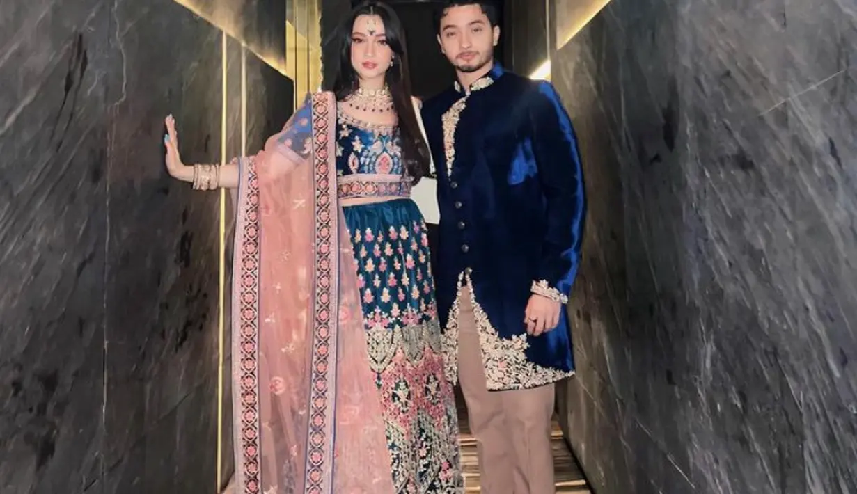 Bukan sepasang kekasih atau suami-istri, pasangan adik-kakak selebritis Megan Domani dan Bryan Domani pun hadir. Megan tampil dengan busana khas perempuan India warna biru pink, serta Bryan mengenakan atasan navy berbahan velvet. [@megandomani1410]