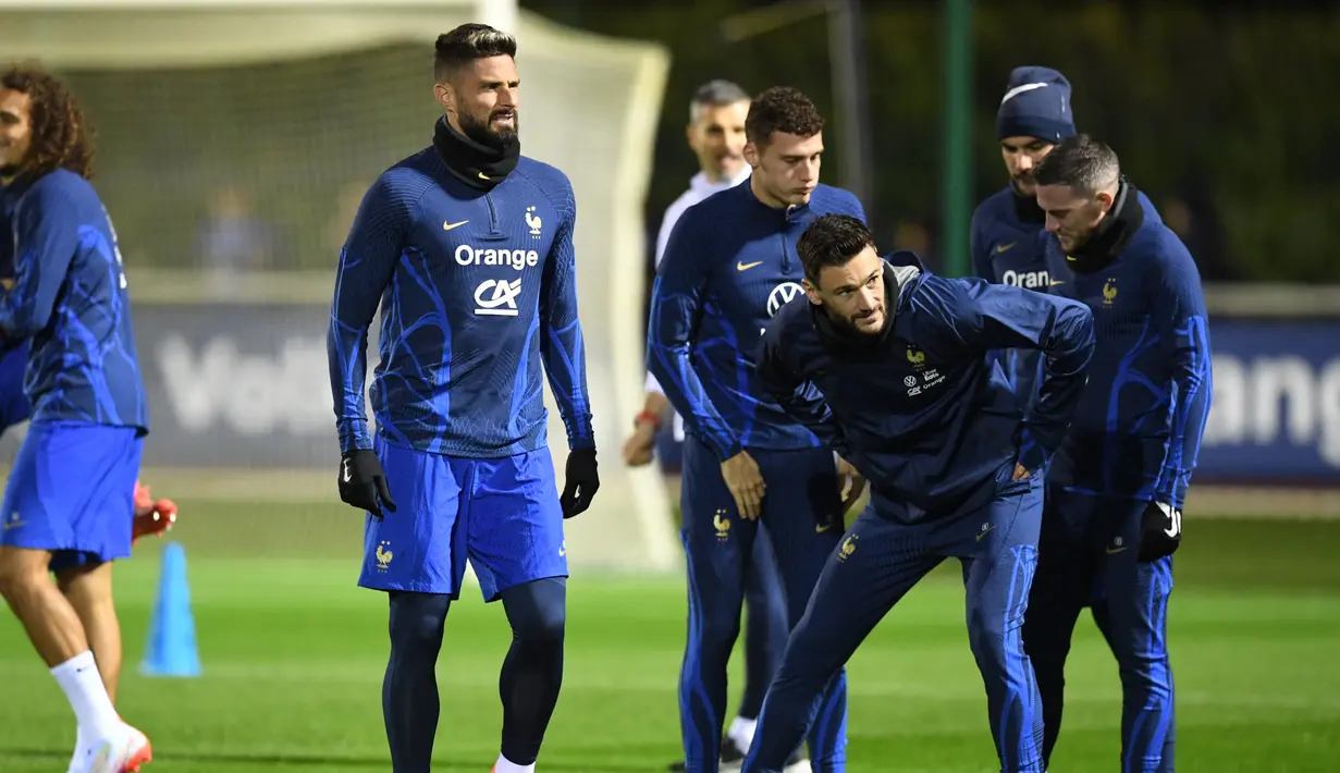 Kiper timnas Prancis Olivier Giroud (kedua kiri) dan Hugo Lloris (kedua kanan) mengikuti sesi latihan di kamp pelatihan tim di Clairefontaine-en-Yvelines, selatan Paris, Selasa (15/11/2022). Prancis akan melakoni laga perdana grup D melawan Australia pada 23 November 2022. (Bertrand GUAY / AFP)