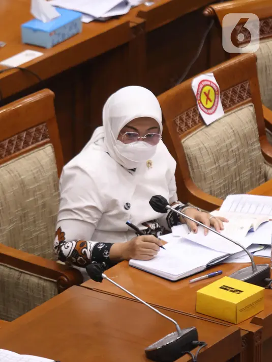 Menteri Tenaga Kerja Ida Fauziah mengikuti rapat dengar pendapat dengan Komisi IX DPR di Komplek Parlemen, Jakarta, Rabu (7/4/2021). Dalam rapat tersebut Komisi IX menyampaikan bahwa Kementerian Tenaga Kerja agar memperhatikan nasib kesejahteraan wartawan. (Liputan6.com/Angga Yuniar)