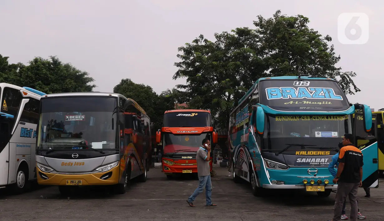 Sejumlah bus AKAP terparkir di terminal Kalideres, Jakarta Barat, Kamis (30/7/2020). Penghapusan SIKM  diyakini dapat mendongkrak tingkat okupansi angkutan darat, khususnya bus antarkota antarprovinsi (AKAP) hingga 50 persen. (Liputan6.com/Angga Yuniar)