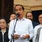 Capres dan Cawapres 01 Joko Widodo-Ma'ruf Amin memberi keterangan di Plataran Menteng, Jakarta, Kamis (18/4). Dalam keterangannya Jokowi memaparkan hasil quick count 12 lembaga survei yang 100% sudah selesai, Jokowi-Amin memperoleh 54,55 % suara dan Prabowo-Sandi 45,5%. (Liputan6.com/Angga Yuniar)