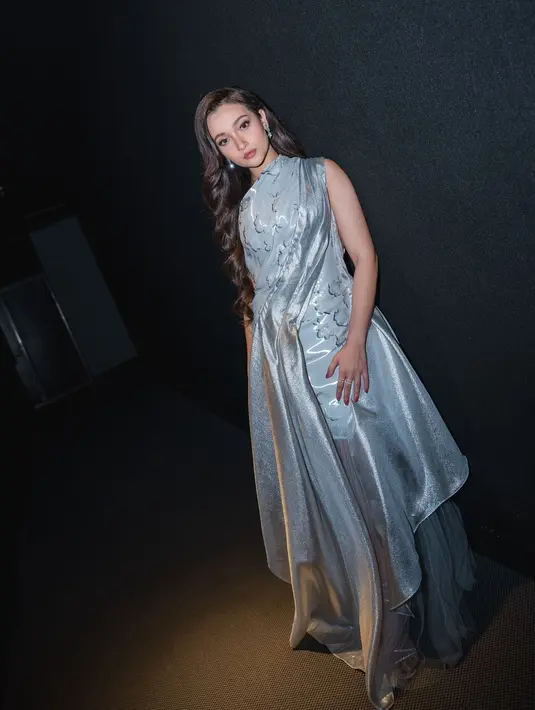 Sentuhan drapery satin yang menjuntai dari bahu sampai bawah bikin dress Megan terlihat mewah [@megandomani1410]