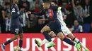 Dua gol Kylian Mbappe memastikan langkah PSG melaju ke perempat final Liga Champions 2023/2024. (FRANCK FIFE/AFP)