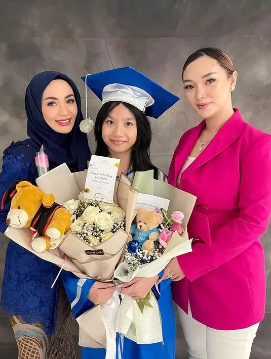 "Alhamdulillah , Congrats Nak @aqilaramadhanisirajudinnew sekarang esmpeee... Kamu berhasil membuat mommy bangga dengan kerja keras kamu." tulis Imel PC membagikan beberapa fotonya. [Instagram/imelpc]
