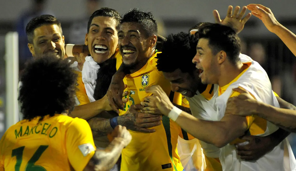 Gelandang Brazil, Paulinho, melakukan selebrasi usai mencetak gol ke gawang Uruguay pada laga lanjutan Kualifikasi Piala Dunia 2018 di Stadion Centenario, Uruguay, Kamis (23/03/2017). Tim Samba menang dengan skor 4-1. (AFP/ Dante Fernandes)