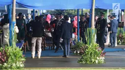 Panglima TNI Hadi Tjahjanto saat tiba menghadiri upacara Peringatan HUT ke-72 TNI AU di Lanud Halim Perdanakusuma, Jakarta, Senin (9/4). (Merdeka.com/Imam Buhori)