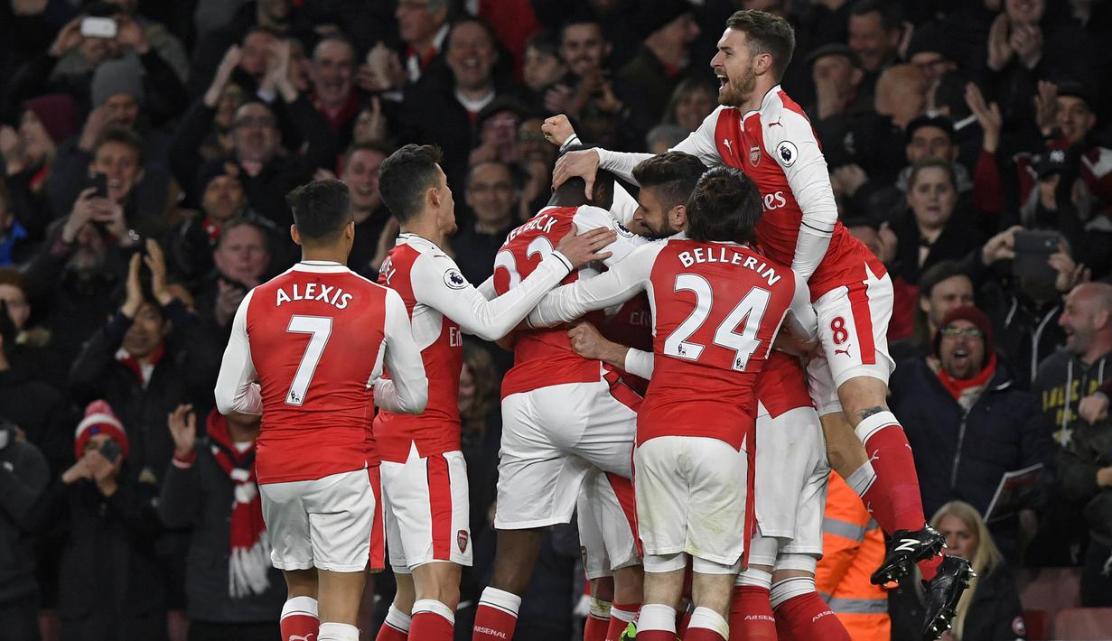 Para pemain Arsenal merayakan gol bunuh diri yang dilakukan bek Leicester, Robert Huth, pada laga Premier League di Stadion Emirates, London, Rabu (26/4/2017). Arsenal menang 1-0 atas Leicester. (AFP/Will Oliver)