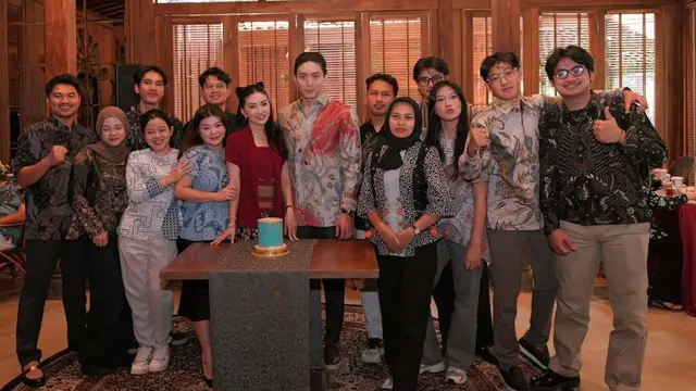 Gaya Sarwendah Tampil Berkebaya dan Batik Merah di Perayaan Ultah ke-36, Tampil Serasi dengan Giorgio Antonio