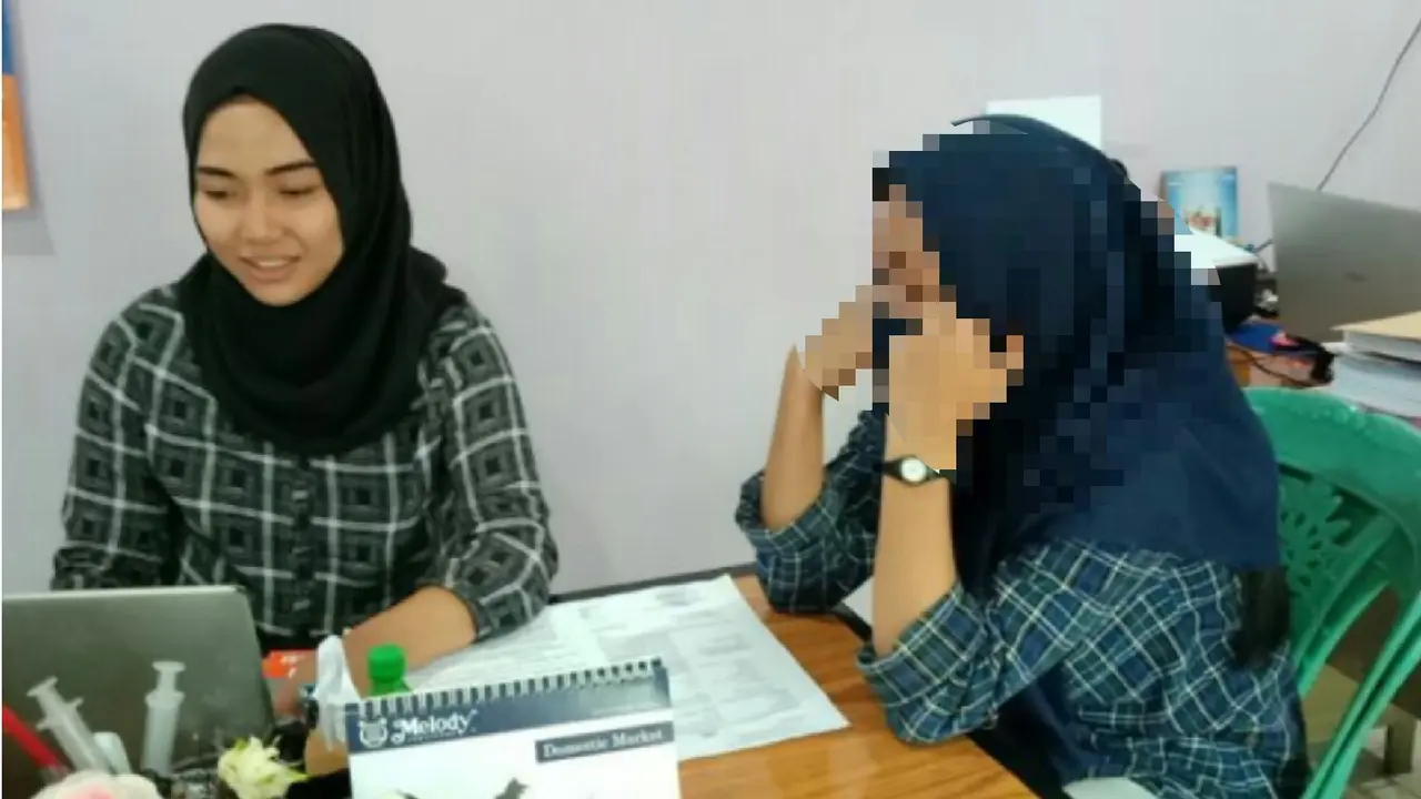 RR, siswi yang kabur bersama kekasihnya saat menjalani pemeriksaan oleh pihak kepolisian (Fauzan/Liputan6.com)