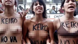Sejumlah Aktivis perempuan legalisasi aborsi melancarkan aksi bugil saat memprotes calon presiden Peru, Keiko Fujimori di Lima, Peru, (19/5/2016). Mereka menyatakan protes terhadap calon presiden Peru, Keiko Fujimori. (REUTERS/Janine Costa)