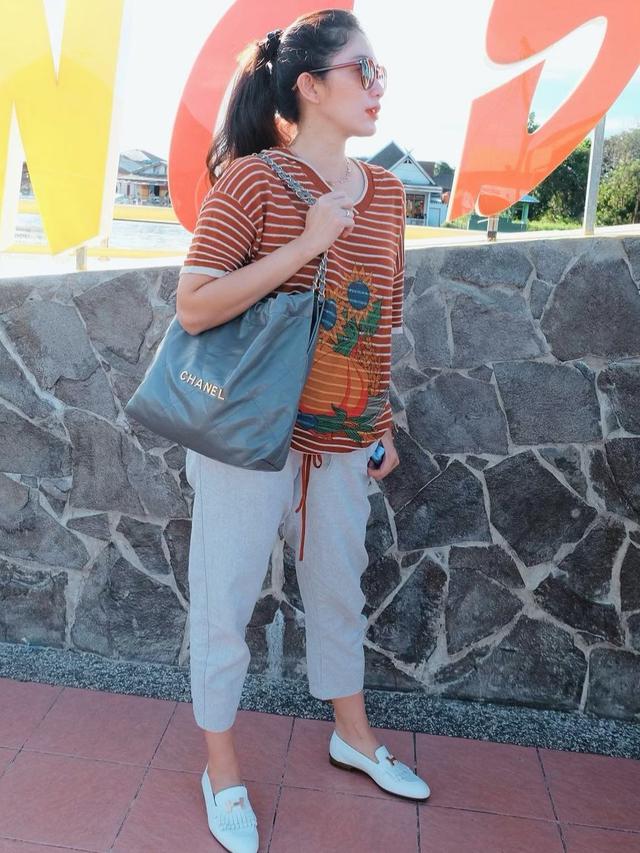 Kumpul Keluarga Mantan Suami, Ini 7 Momen Ussy Sulistyawati Liburan di Kalimantan