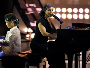 Penyanyi Alicia Keys dan putranya Egypt Dean beraksi bermain piano di panggung iHeartRadio Music Awards 2019 di Los Angeles, California, AS (14/3). Alicia Keys dan putranya membawakan lagu "Raise A Man". (AP Photo/Chris Pizzello)