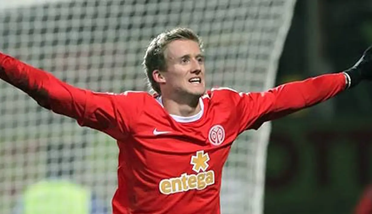 Striker Mainz Andre Schurrle mencetak salah satu gol ketika timnya mengalahkan Nurnberg 3-0 dalam partai lanjutan Bundesliga di Stadion am Bruchweg pada 26 November 2010. AFP PHOTO/DANIEL ROLAND