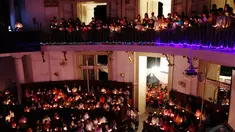 Umat Kristiani menyalakan lilin saat mengikuti Misa Natal di Gereja Immanuel Jakarta, Rabu (24/12/2014). (Liputan6.com/Faizal Fanani)