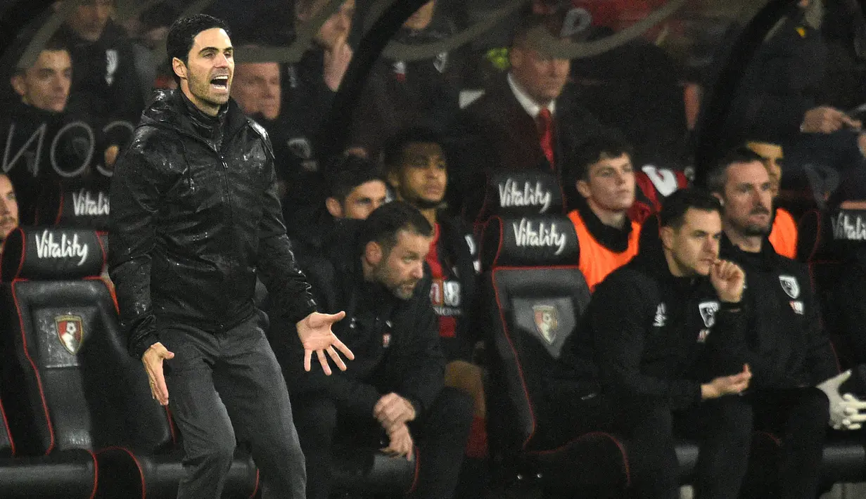 Reaksi pelatih Arsenal Mikel Arteta saat melihat anak asuhnya bermain menghadapi Bournemouth pada pertandingan Liga Inggris di Stadion Vitality, Bournemouth, Inggris, Kamis (26/12/2019). Pertandingan berakhir dengan skor 1-1. (Glyn KIRK/AFP)