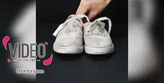 Cara membersihkan sepatu putih yang kotor menjadi terlihat baru kembali.