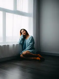 Ilustrasi rasa kesepian | unsplash.com/@anthonytran dan unsplash.com/@joshrh19