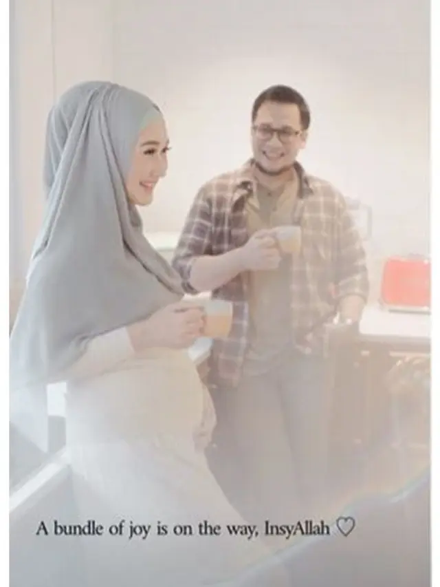 Umumkan Kehamilan, Ini 6 Potret Mesra Dian Pelangi dan Suami