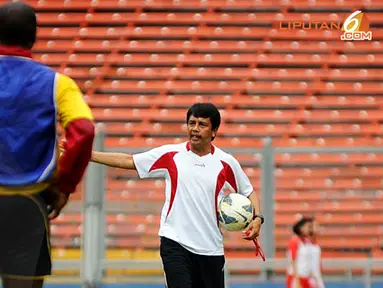 Jafry Sastra (pelatih Semen Padang) memberikan instruksi langsung kepada timnya saat melakukan latihan (Liputan6.com/Helmi Fithriansyah)