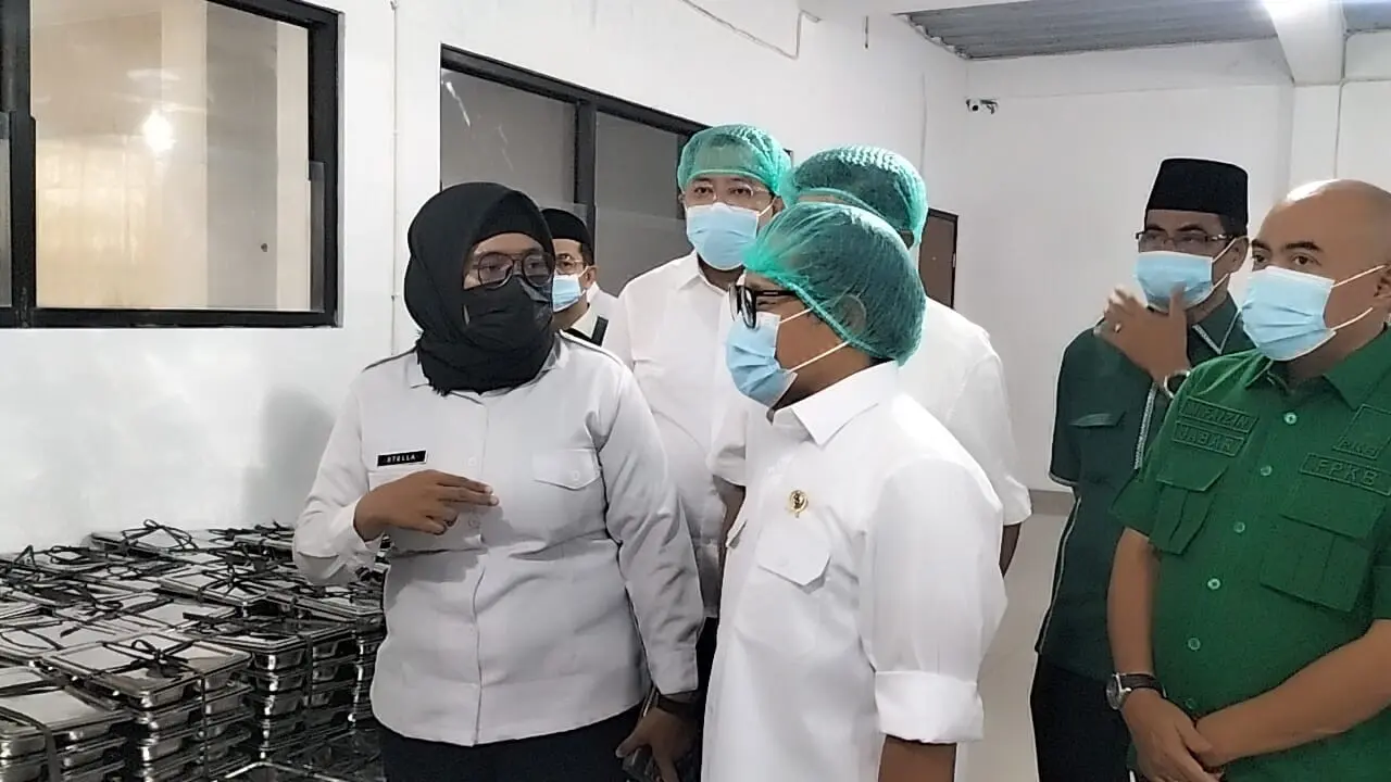 Menko Pemberdayaan Masyarakat, Muhaimin Iskandar melihat langsung proses penyediaan MBG di Dapur Kebayunan Tapos, Depok.