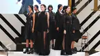 Sejumlah model membawakan busana koleksi Max Tan saat penutup Fashion Nation Tenth Edition (FNX) di Senayan City, Jakarta, Sabtu (23/4). Nuansa gloomy dengan warna serba hitam dimunculkan Max Tan dalam koleksinya. (Liputan6.com/Angga Yuniar)