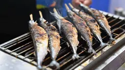 Seorang peserta membakar ikan untuk pengunjung di Pameran Hidangan Bahari dan Perikanan Internasional China (Fuzhou) di Fuzhou, Provinsi Fujian, China, 4 September 2020. Pameran tahun ini diadakan secara daring dan luring. (Xinhua/Lin Shanchuan)