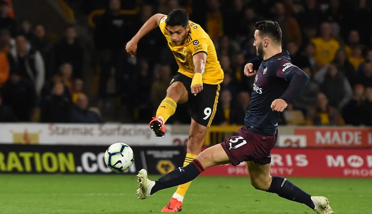 Penyerang Wolves, Raul Jimenez pada laga lanjutan Premier League yang berlangsung di Stadion Molineux, Wolverhampton, Kamis (25/4). Arsenal kalah 1-3 kontra Wolves. (AFP/Paul Ellis)