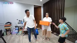 Meski telah lewat dari hari anniversary, namun rupanya Nagita Slavina tetap menyiapkan hadiah khusus bagi sang suami. Melalui channel YouTube RANS Entertainment, Nagita Slavina terlihat memberikan sebuah kotak dari brand mewah untuk Raffi yang tengah melatih Rafathar bermain tenis. (Liputan6.com/YouTube/Rans Entertainment)