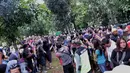 Suasana TPU Ujung Berung, Rabu (30/03/16) ramai dipenuhi pengunjung untuk melayat mendiang kepergian ayahanda Ariel Noah. (Adrian Putra/Bintang.com)