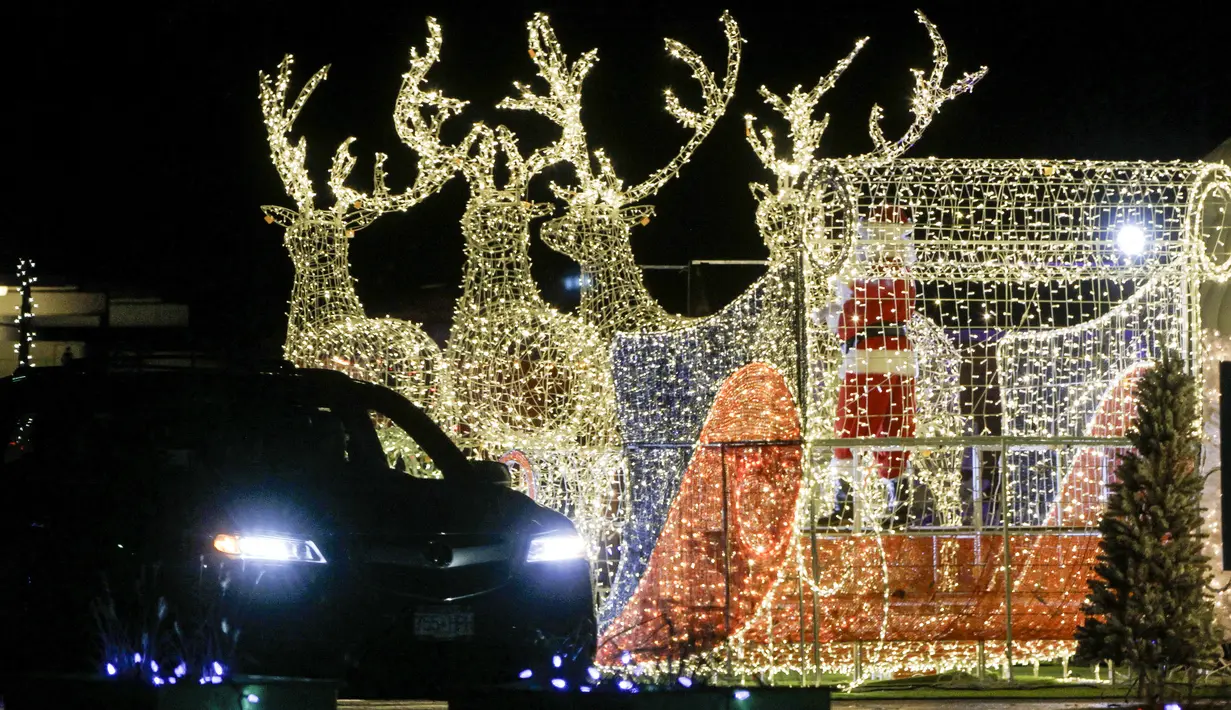Berbagai dekorasi Natal terlihat saat pengunjung mengendarai mobil mereka menyusuri jalan dalam acara drive-thru "WinterLights" di Pacific National Exhibition, Vancouver, British Columbia, Kanada, 12 Desember 2020. (Xinhua/Liang Sen)
