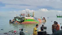 Tujuh kapal nelayan pecah dan karam dihantam gelombang angin laut (Liputan6.com/Ahmad Adirin)