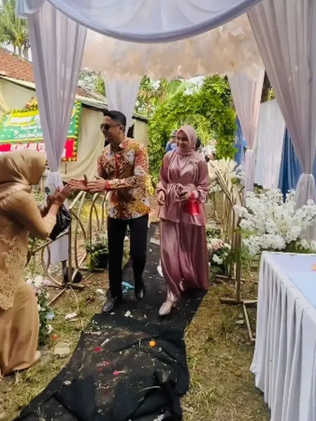 7 Momen Hengky Kurniawan Hadiri Pernikahan Warga, Seru Naik Motor di Jalan Persawahan