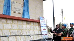 Citizen6, Lebanon: Penyerahan dan peresmian penggunaannya ditandai dengan pembukaan papan selubung proyek oleh Dansatgas Indobatt didampingi Mayor Deir Siriane beserta tokoh masyarakat setempat. (Pengirim: Badarudin Bakri). 