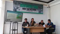 Dua perwakilan petani transmigrasi Batanghari saat menyampaikan konferensi pers bersama Walhi Jambi, Sabtu (24/9/2022) Bertepatan dengan Hari Tani ini mereka mendesak pemerintah untuk menyelesaikan konflik agraria. (Liputan6.com/Gresi Plasmanto)